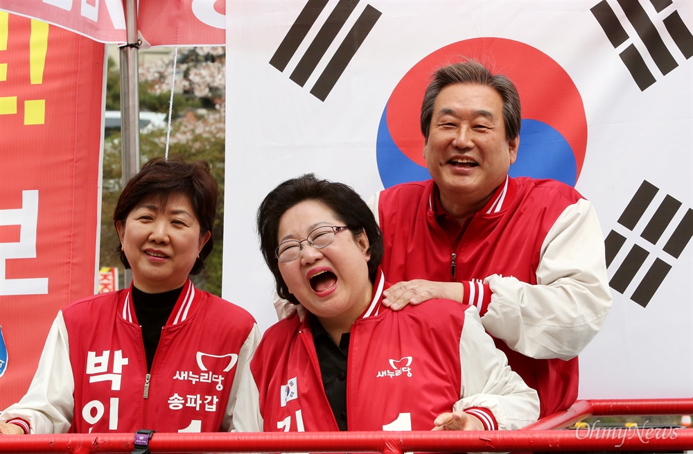 김을동 어깨 주물러 주는 김무성 새누리당 김무성 대표가 10일 오후 서울 송파구 오금동 성내천 물빛광장에서 김을동(송파병), 박인숙(송파갑) 후보 지원유세를 하고 있다. 지지 연설을 마친 김무성 대표가 김을동 후보 어깨를 주물러 주고 있다.