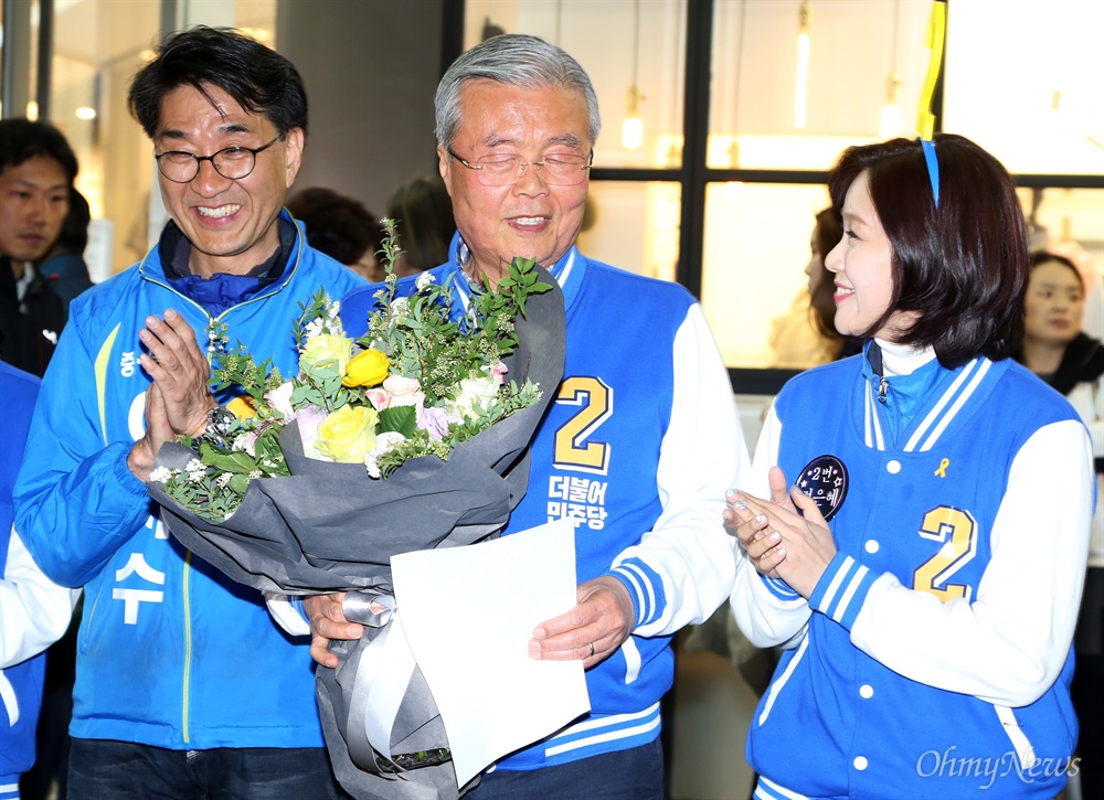  더불어민주당 김종인 비대위 대표가 12일 오후 서울 중구 신당동 신평화시장에서 20대총선 마무리 유세를 하며 꽃다발을 받아들고 있다.