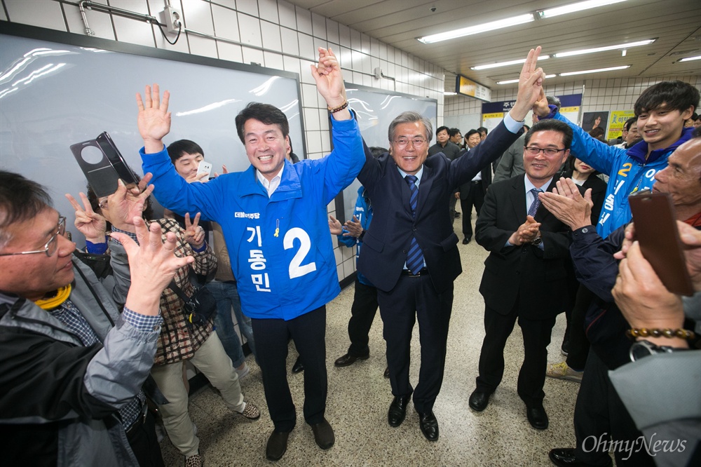  더불어민주당 문재인 전 대표가 12일 오후 서울 성북구 월곡역에서 지원유세를 하던 중 기동민(성북을) 후보의 손을 들어 올리고 있다. 