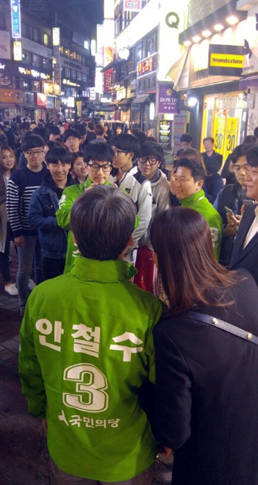  안철수 국민의당 대표가 12일 밤 서울 노원구 상계동 '문화의 거리'에서 시민들의 사진촬영 요청에 응하고 있다.