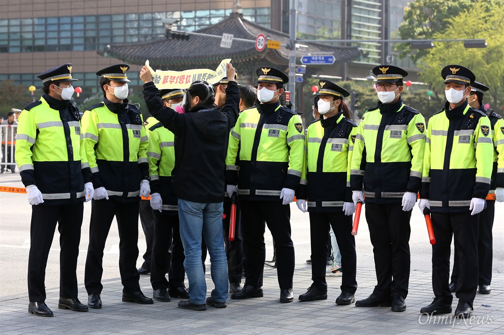 최악의 대기오염속 마라톤대회 '매우 위험' 전국에서 대기오염 미세먼지 '주의보'와 '경보'가 발령되는 가운데 24일 오전 1만명가까운 시민들이 참여한 가운데 조선일보 주최 서울하프마라톤대회가 치뤄졌다. 이 대회를 앞두고 환경보건시민센터(최예용 소장)와 환경운동연합(염형철 사무총장)은 대기오염 경보제도가 도입된 이래 수도권에서 최악의 대기오염이 발생하고 있다며 '마라톤대회 중단과 수도권 차량2부제 즉각 실시'등을 주장하는 긴급성명서를 발표한 뒤 행사장 주위에서 1인 시위를 진행했다.