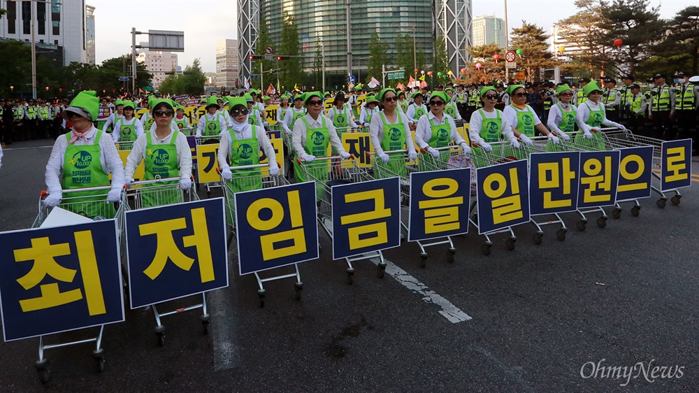 카트 몰고 거리 나선 서비스연맹 '최저임금 만원으로' 제126주년 세계노동절인 1일 오후 서울 종로구 대학로에서 열린 세계노동절대회에 참석한 민주노총 소속 노동자들이 정부의 노동시장 구조개악 폐기와 노동장관 퇴진, 경제위기 주범 재벌책임 전면화, 최저임금 1만원 쟁취, 주35시간 노동제를 통한 일자리 만들기, 노동기본권 쟁취 등을 요구하며 거리행진을 벌이고 있다.