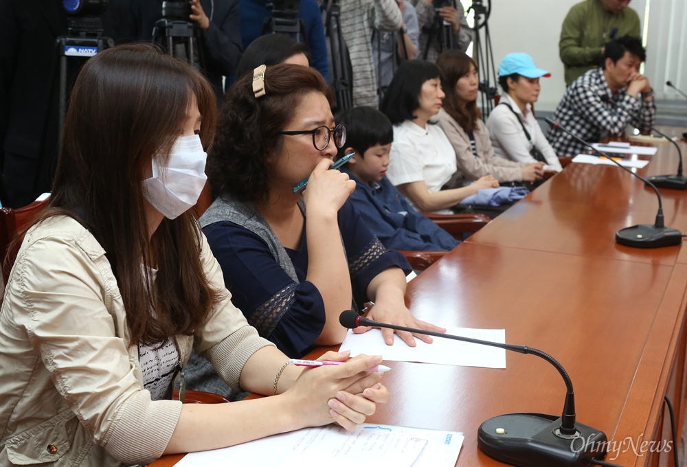  9일 오전 국회에서 더불어민주당 가습기살균제특위(위원장 양승조) 1차 회의가 피해자들이 참석한 가운데 열렸다.