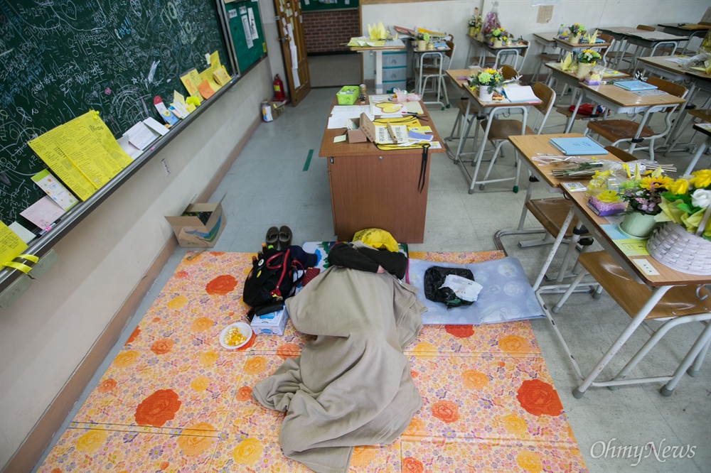  세월호 단원고 희생자 유가족이 11일 오후 경기도 안산 단원고 기억교실에서 교실이 철거 될 것을 우려해 자리를 지키고 있다. 