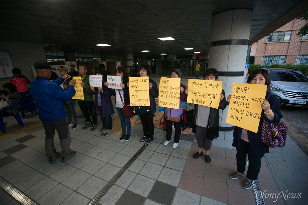  세월호 단원고 희생자 가족들이 11일 오후 경기도 안산 단원고에서 희생 학생들의 제적처리와 기억교실 무단 철거에 항의하며 농성을 하고 있다. 
