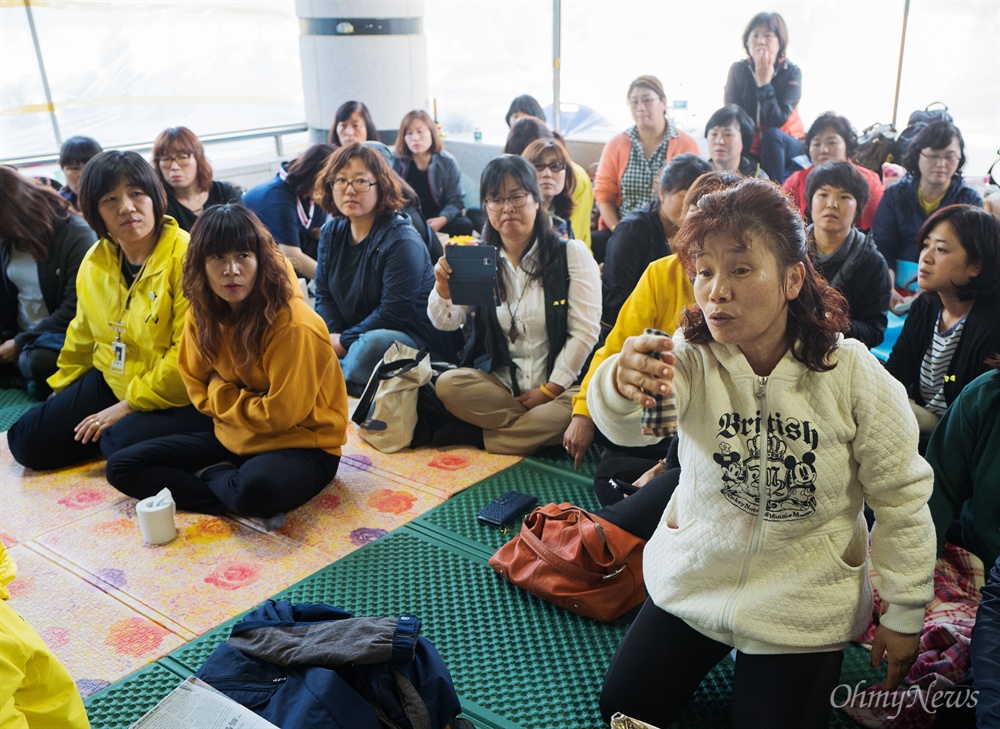  세월호 단원고 희생자 가족들이 11일 오후 경기도 안산 단원고에서 희생 학생들의 제적처리와 기억교실 무단 철거에 항의하며 농성을 하고 있다. 
