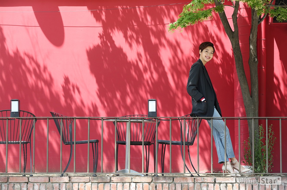 영화 <계춘할망>에서 불량손녀 혜지 역의 배우 김고은이 12일 오전 서울 삼청동의 한 카페에서 포즈를 취하고 있다.