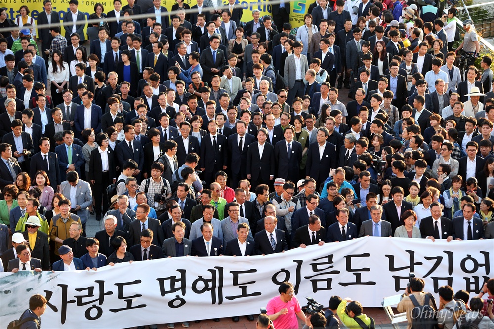 "도청을 향해!" 5.18민주대행진  17일 오후 광주광역시 광주공원에서 열린 제36주년 5.18민중항쟁 전야제 민주대행진에 참석한 5.18유가족, 야당 정치인, 시민들이 전야제가 열리는 금남로를 향해 행진하고 있다.