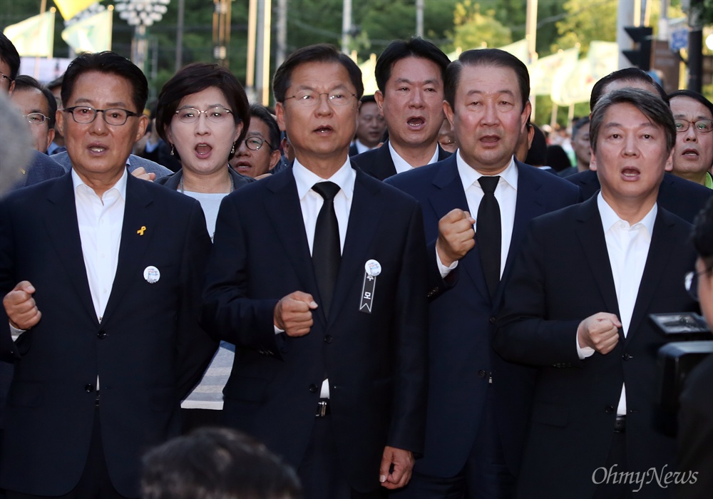 '임을 위한 행진곡' 부르는 국민의당 국민의당 안철수·천정배 공동대표, 박지원 원내대표 등 의원들이 17일 오후 광주광역시 광주공원을 출발해 제36주년 5.18민중항쟁 전야제가 열리는 금남로까지 이어지는 민주대행진에 참여하며 '임을 위한 행진곡'을 부르고 있다.