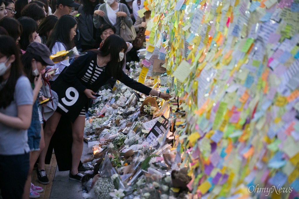  강남역여성살인사건이 발생한지 이틀이 지난 19일 오후 서울 강남역 10번 출구 인근에서 피해자를 추모하는 발길이 이어지고 있다. 