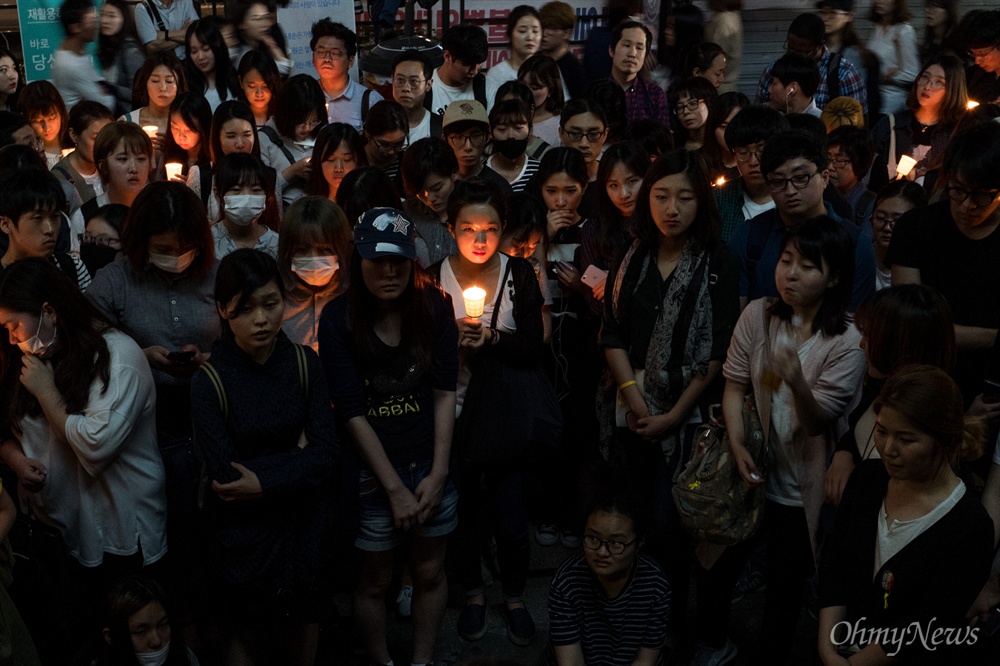  강남역여성살인사건이 발생한지 이틀이 지난 19일 오후 서울 강남역 10번 출구 인근에서 피해자를 추모하는 발길이 이어지고 있다. 