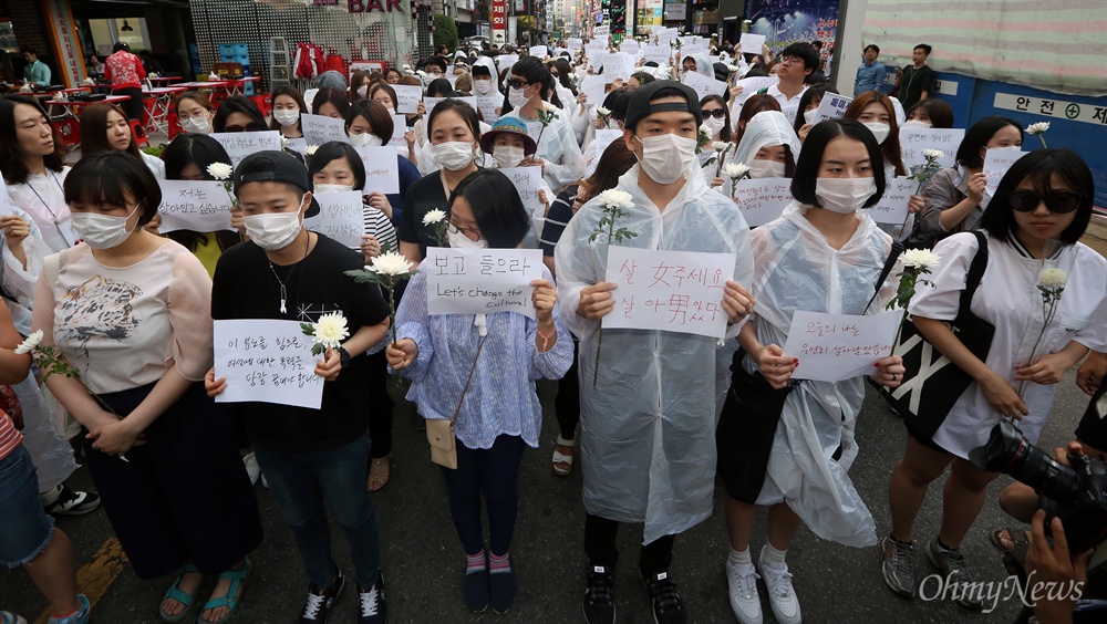 '강남역 여성혐오 살인사건' 추모행진 지난 17일 새벽 서울 강남역 부근 남녀공용화장실에서 30대 남성이 20대 여성을 살해한 사건과 관련, 21일 오후 강남역과 사건 현장을 오가는 '강남역 여성혐오 살인사건 추모행진'이 수백명의 시민들이 참여한 가운데 열렸다. 20대 여성이 살해당한 현장 부근에서 행진에 참여한 시민들이 추모행사를 하고 있다.