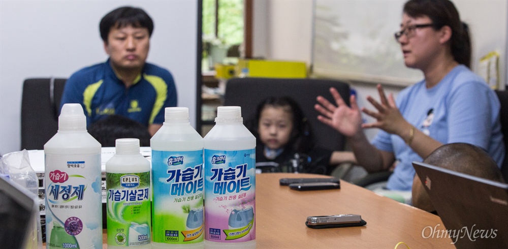  애경 가습기살균제 가습기메이트 피해 어린이 박나원양 가족이 23일 오후 서울 신문로 환경보건시민센터에서 기자간담회를 열고 있다. 목튜브 제거수술을 받은 박나원 어린이는 이날 목에 스피킹벨브를 한 채 참석했다.