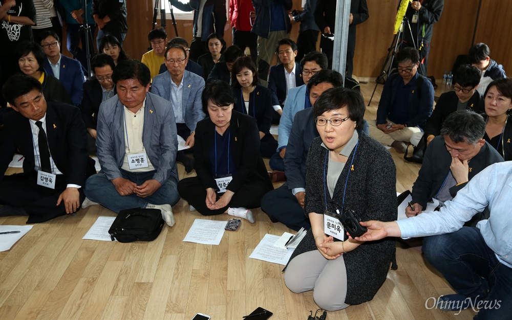  29일 오후 전남 진도 팽목항에서 더불어민주당 문미옥 의원이 초선 당선자를 대표해서 세월호참사 미수습자 가족들에게 무릎을 꿇은 자세로 각오를 밝히고 있다.