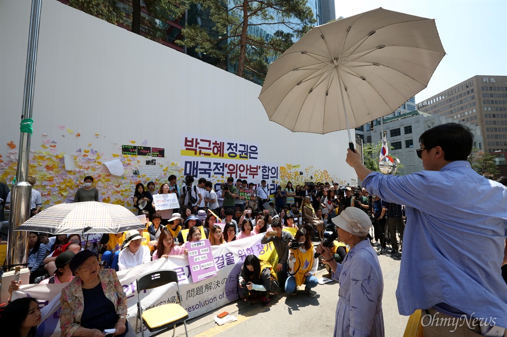  1일 오후 서울 중학동 일본대사관앞에서 열린 '일본군 위안부 문제 해결을 위한 제1233차 정기 수요시위'에서 김복동 할머니가 한일정부합의와 재단설립을 규탄하는 발언을 하고 있다.