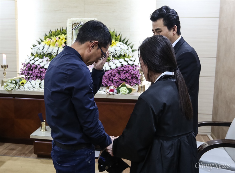  2일 오후 방송인 김제동씨가 지하철2호선 구의역 스크린도어 수리도중 사망한 19살 비정규직노동자 김모씨의 분향소가 마련된 건국대병원 장례식장을 찾아 고인의 부모를 위로하고 아픔을 나누고 있다. 