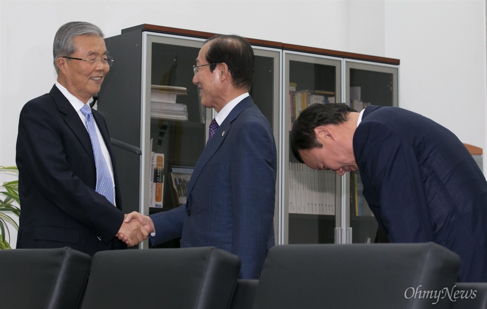  청와대 이원종 비서실장과 김재원 정무수석이 10일 오후 더불어민주당 김종인 비대위원장을 예방하고 있다.