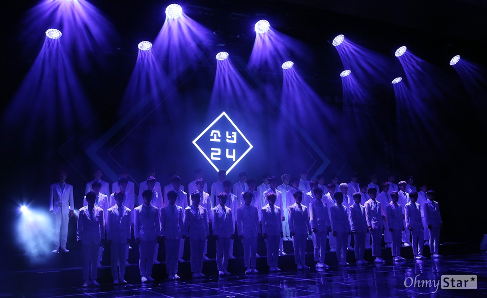 '소년24', 화려한 집단군무로 신고식  16일 오후 서울 여의도 63빌딩에서 열린 <소년24> 제작발표회에서 49명의 참가자들이 군무를 선보이고 있다. <소년24>는 오디션과 전문적인 트레이닝을 거쳐 선발된 남자 아이돌 24명이 상설 공연장에서 1년 365일 라이브로 공연을 진행하는 신개념 K-POP 공연 프로젝트로, Mnet과 tvN을 통해 49명의 소년들이 매회 유닛으로 대결을 펼쳐 24명을 최종 선발하는 유닛 서바이벌 리얼리티 방송이 18일 오후 11시 30분 시작된다.