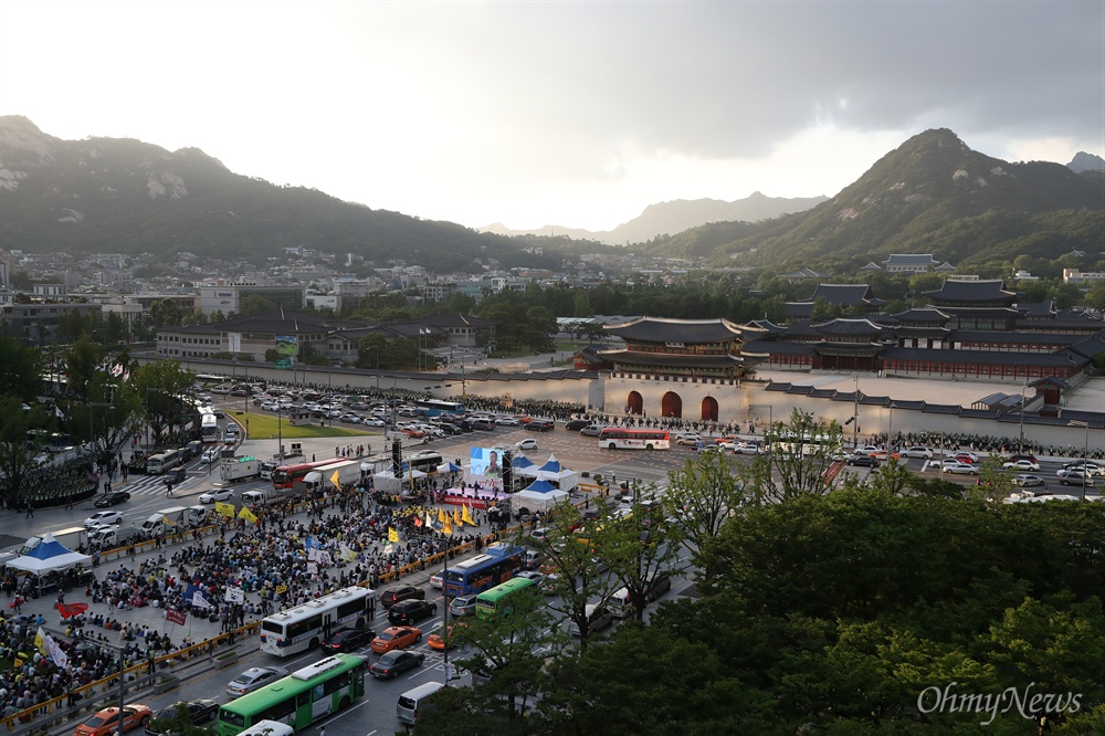  25일 오후 서울 광화문광장에서 노동자, 농민, 세월호유가족, 시민, 야당의원들이 참석한 가운데 '비정규직 철폐 최저임금 1만원 쟁취, 백남기 농민 청문회 실시를 위한 연대의 문화제' 와 '세월호 특별법 개정 촉구, 미수습자 수습과 진실규명을 위한 세월호 인양 촉구 범국민문화제'가 연이어 열리고 있다.  집회 무대 뒤로 경복궁과 청와대가 보인다.