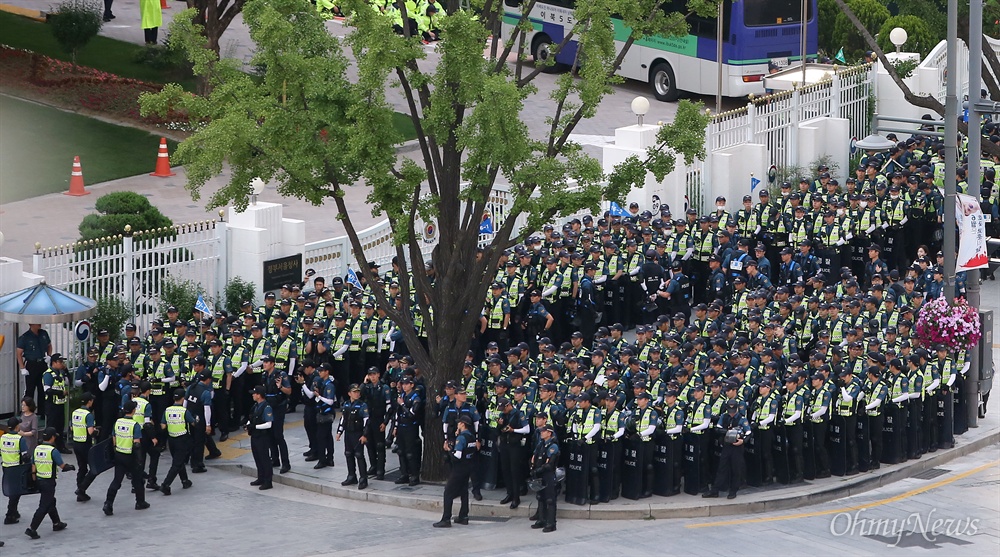 시위 대비 경찰 빼곡 25일 오후 정부서울청사앞에 시위에 대비해 출동한 경찰들이 빼곡히 모여 있다. 이날  광화문광장에서는 '비정규직 철폐 최저임금 1만원 쟁취, 백남기 농민 청문회 실시를 위한 연대의 문화제' 와 '세월호 특별법 개정 촉구, 미수습자 수습과 진실규명을 위한 세월호 인양 촉구 범국민문화제'가 연이어 열리고, 정부서울청사앞에서는 세월호유가족들이 농성에 돌입했다.