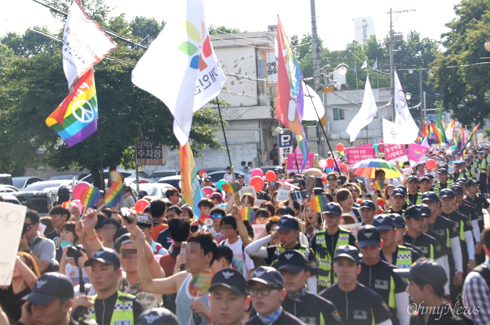  26일 오후 대구에서 열린 퀴어축제에서 참가자들이 경찰의 보호를 받으며 '자긍심의 퍼레이드'를 진행하고 있다.