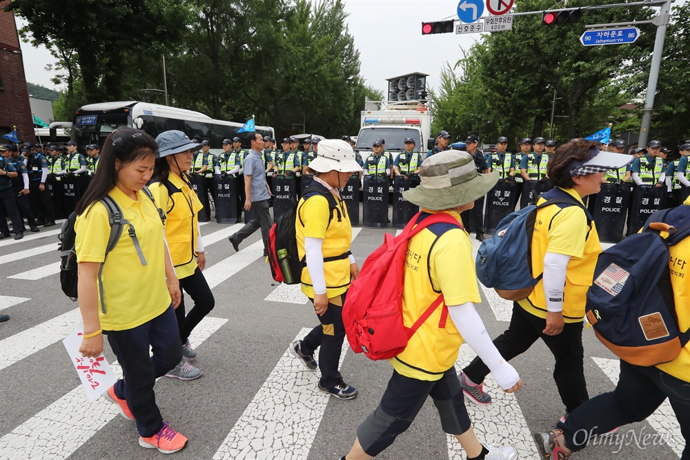 봉쇄된 청와대 가는 길 27일 오후 청와대입구 청운효자주민센터앞에서 열린 '세월호특조위 강제해산 박근혜 정부 규탄 기자회견'에 참석했던 유가족과 시민들이 해산하는 가운데, 경찰들이 청와대로 향하는 도로를 봉쇄하고 있다.