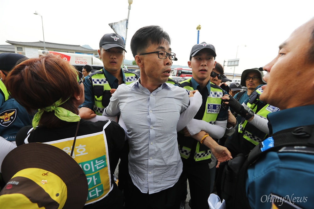 "바닥 깔개를 경찰이 왜 뺏어가" 27일 오전 정부서울청사앞 세월호유가족 농성장에 사용할 바닥깔개를 싣고 택시가 도착하자, 경찰이 강제로 깔개를 뺏어갔다. 전명선 416가족협의회 위원장이 경찰지휘관에게 항의했으나, 경찰은 버스에 싣고 떠나버렸다.