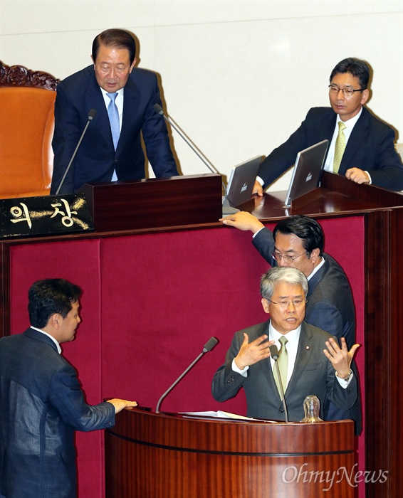  5일 오전 국회 대정부질문에서 국민의당 김동철 의원의 질의 도중 질의를 방해하는 새누리당 의원들과 언쟁이 벌어져 결국 정회되었다. 