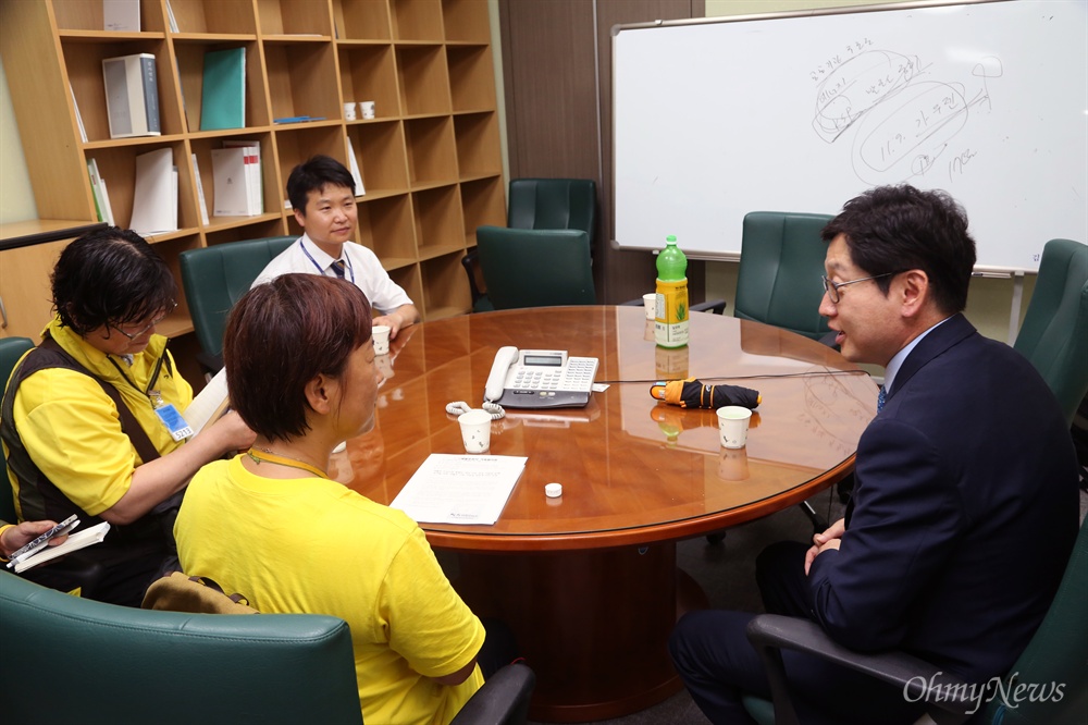 차 대접 받은 영석엄마 세월호 참사 희생자인 고 오영석 군의 어머니 권미화 씨가 5일 오후 서울 여의도 국회 의원회관을 방문해 세월호 참사 진상규명을 위해 노력하겠다는 약속을 한 김경수 더불어민주당 의원에게 노란 문패 전달의 취지를 설명하고 있다. 