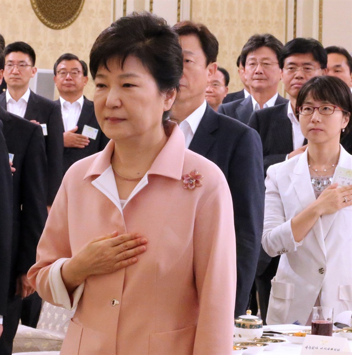 원내대표 사퇴한 지 딱 1년... 청와대 초청된 유승민 박근혜 대통령과 새누리당 유승민·이정현 의원 등 참석 의원들이 8일 청와대에서 열린 새누리당 지도부 및 국회의원 오찬에서 국기에 대한 경례를 하고 있다.   