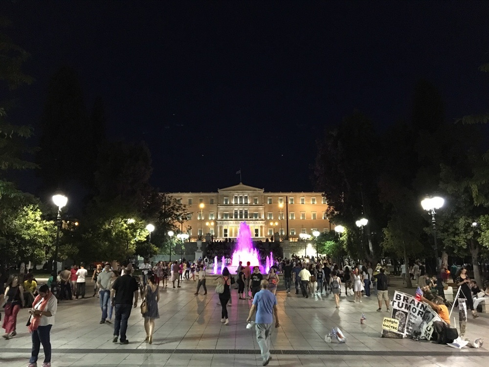  사진 18. 신타그마 광장에 어둠이 내리면 아테네 시민들이 모두 모여 밤을 즐긴다.
