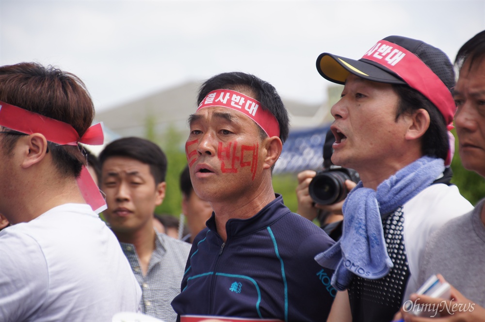  사드 배치 결정에 대한 설명을 하기 위해 15일 오전 황교안 총리 일행이 성주를 찾았지만 성난 주민들이 고함을 지르고 있다.