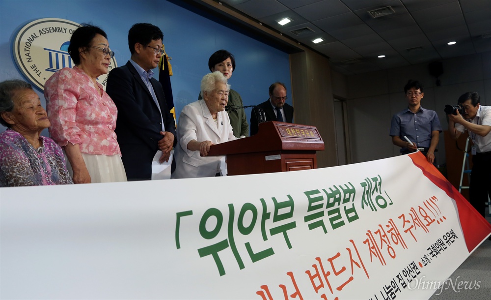 이옥선 할머니 "아베 총리의 사과가 먼저..." 유은혜 더불어민주당 의원의 부축을 받아 21일 국회 정론관 마이크 앞에 선 이옥선 할머니는 "일본 정부는 역사를 왜곡하고 범죄를 정당화하며, 피해자 할머니들에게 씻을 수 없는 고통을 더하고 있다"며 "아베 총리가 진심으로 공식 사과하고 합당한 법적 배상을 이해하고 재발방지를 위한 대책을 마련해야 한다"고 힘주어 말했다. 