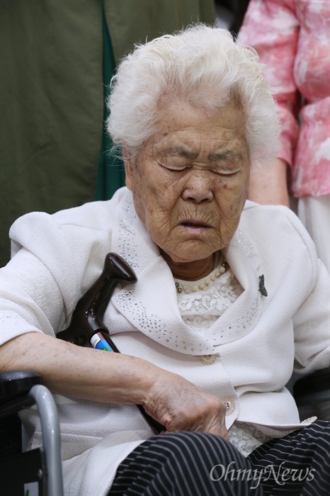 열변 토한 이옥선 할머니... 회견장 밖에서는 유은혜 더불어민주당 의원의 부축을 받아 21일 국회 정론관 마이크 앞에 선 이옥선 할머니는 "일본 정부는 역사를 왜곡하고 범죄를 정당화하며, 피해자 할머니들에게 씻을 수 없는 고통을 더하고 있다"며 "아베 총리가 진심으로 공식 사과하고 합당한 법적 배상을 이해하고 재발방지를 위한 대책을 마련해야 한다"고 힘주어 말했다. 열변을 토한 이 할머니가 회견장 밖에 나와 눈을 감고 있다. 