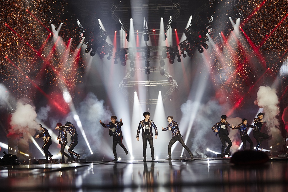 EXO 세 번째 단독 콘서트 지난 22~24일, 서울 올림픽공원 체조경기장에서 보이그룹 EXO(엑소)의 세 번째 단독 콘서트 투어 'EXO PLANET #3 - The EXO'rDIUM'이 열렸다. 오는 29~31일에도 콘서트가 진행될 예정이다.