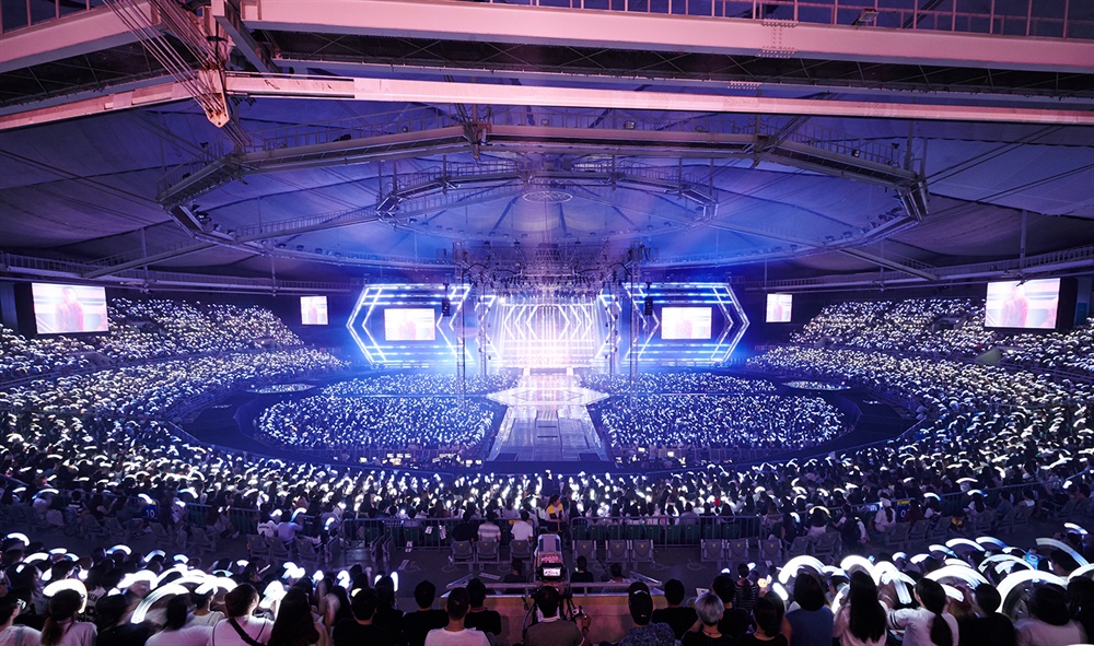 EXO 세 번째 단독 콘서트 지난 22~24일, 서울 올림픽공원 체조경기장에서 보이그룹 EXO(엑소)의 세 번째 단독 콘서트 투어 'EXO PLANET #3 - The EXO'rDIUM'이 열렸다. 오는 29~31일에도 콘서트가 진행될 예정이다.