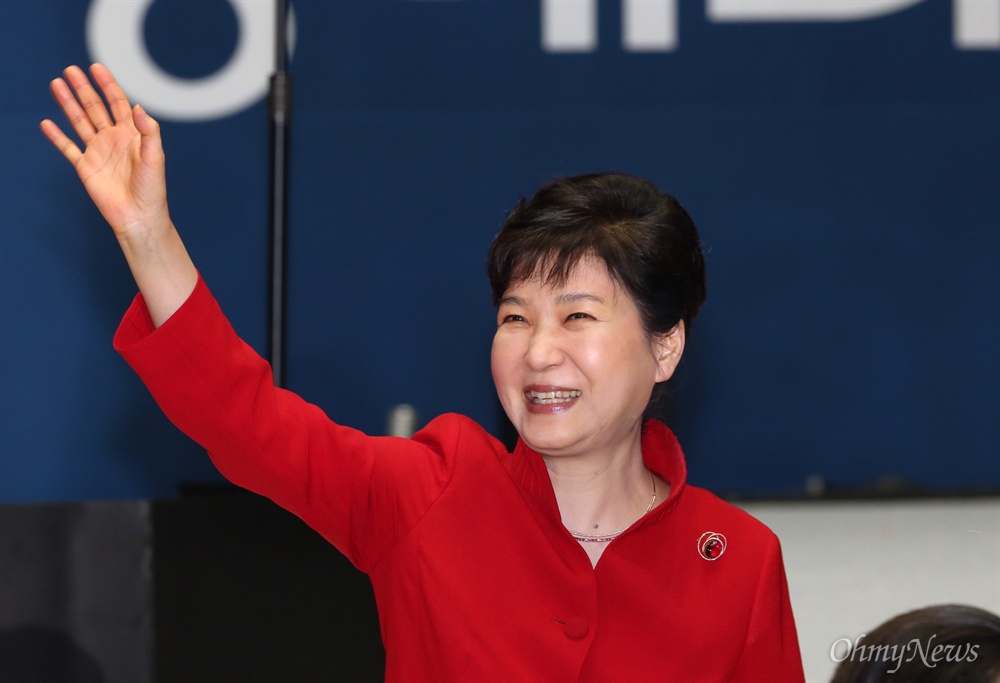 새누리 당원들에 인사하는 박 대통령 박근혜 대통령이 9일 오후 서울 잠실 실내체육관에서 열린 새누리당 제4차 전당대회에 참석해 당원들에게 손을 흔들고 있다.
