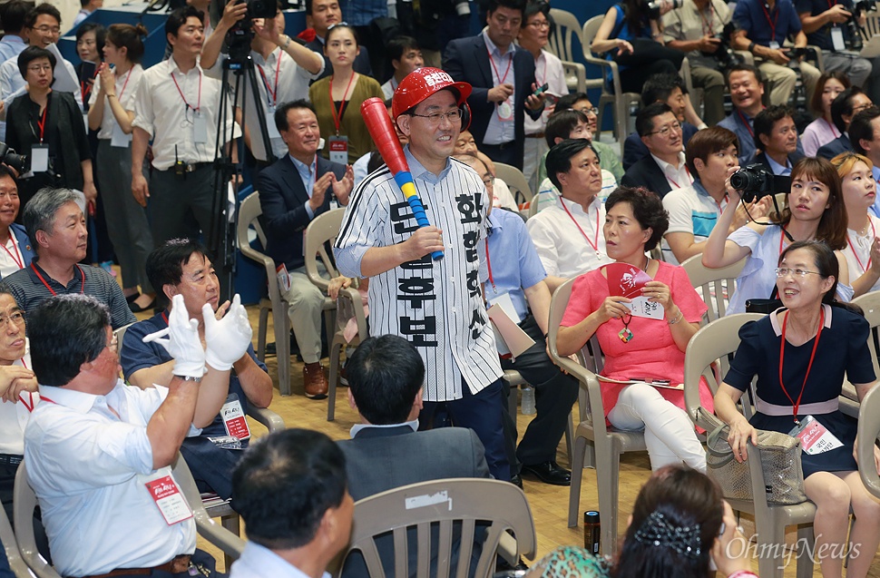 지지 호소하는 주호영 새누리당 당대표에 출마한 주호영 후보가 9일 오후 서울 송파구 잠실실내체육관에서 열린 당대표 및 최고위원 선발을 위한 제4차 전당대회장에서 대의원들에게 지지를 호소하며 손을 흔들어 보이고 있다.