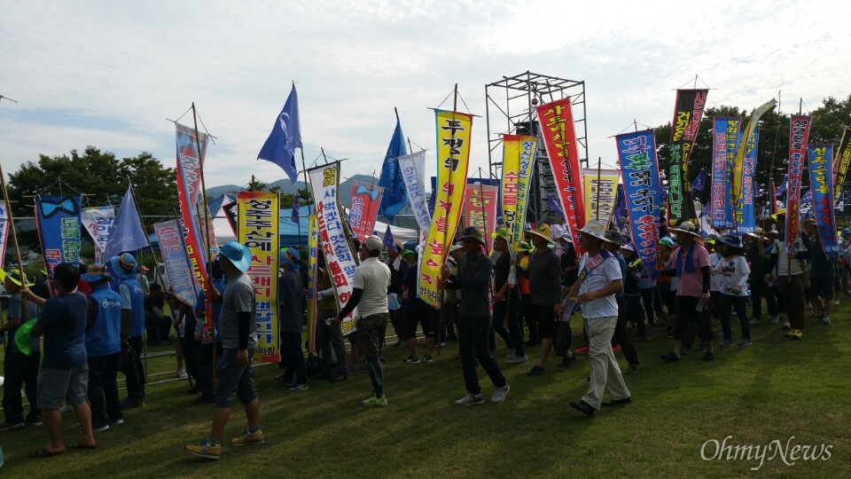  15일 오후 성주군 성주읍 성밖숲에서 사드 반대 삭발식이 진행된 가운데 성주군민들이 사드철회 평화촉구 결의대회를 진행하기 위해 만장을 들고 성밖숲 무대로 들어오고 있다.