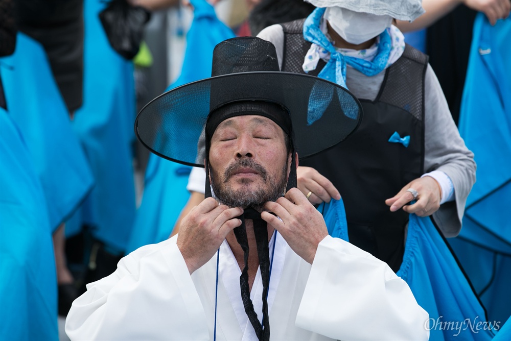  15일 오후 경북 성주 성주읍 성밖숲에서 성주주민 900여 명이 사드 배치 철회를 요구하는 대규모 삭발식을 진행하고 있다. 