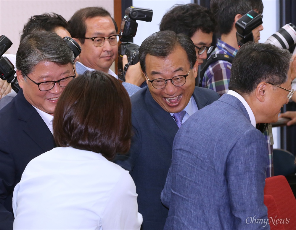 '해맑' 이정현 새누리당 이정현 대표가 17일 오전 서울 여의도 당사에서 최고중진연석간담회를 주재하기 앞서 나경원 의원 등 중진의원들과 인사하고 있다. 이 대표는 이날 주재한 첫 모임의 명칭을 기존 최고중진연석'회의'에서 '간담회'로 명칭을 바꿨다고 밝혔다. 최고중진연석간담회는 이날 시작으로 매주 수요일 열릴 예정이다.