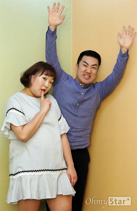  개그콘서트에 출연 중인 개그맨 이상훈과 이수지가 17일 오후 서울 여의도 KBS신관에서 인터뷰에 앞서 포즈를 취하고 있다.