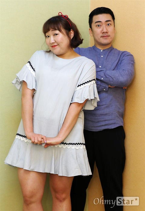  개그콘서트에 출연 중인 개그맨 이상훈과 이수지가 17일 오후 서울 여의도 KBS신관에서 인터뷰에 앞서 포즈를 취하고 있다.