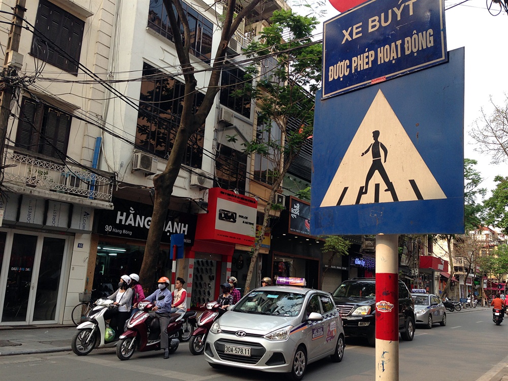  베트남 길거리 표지판. 길을 건너는 사람이 이색적이다.