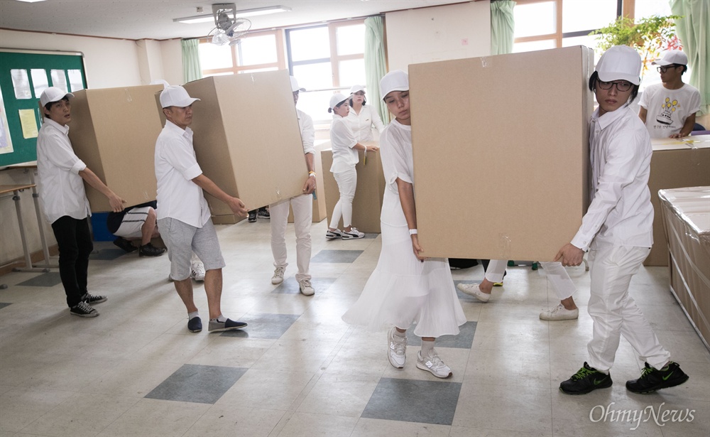  20일 오후 경기도 안산 단원고등학교에서 희생 학생들의 유품과 책상을 안산교육지원청 별관으로 이전 작업을 하고 있다.