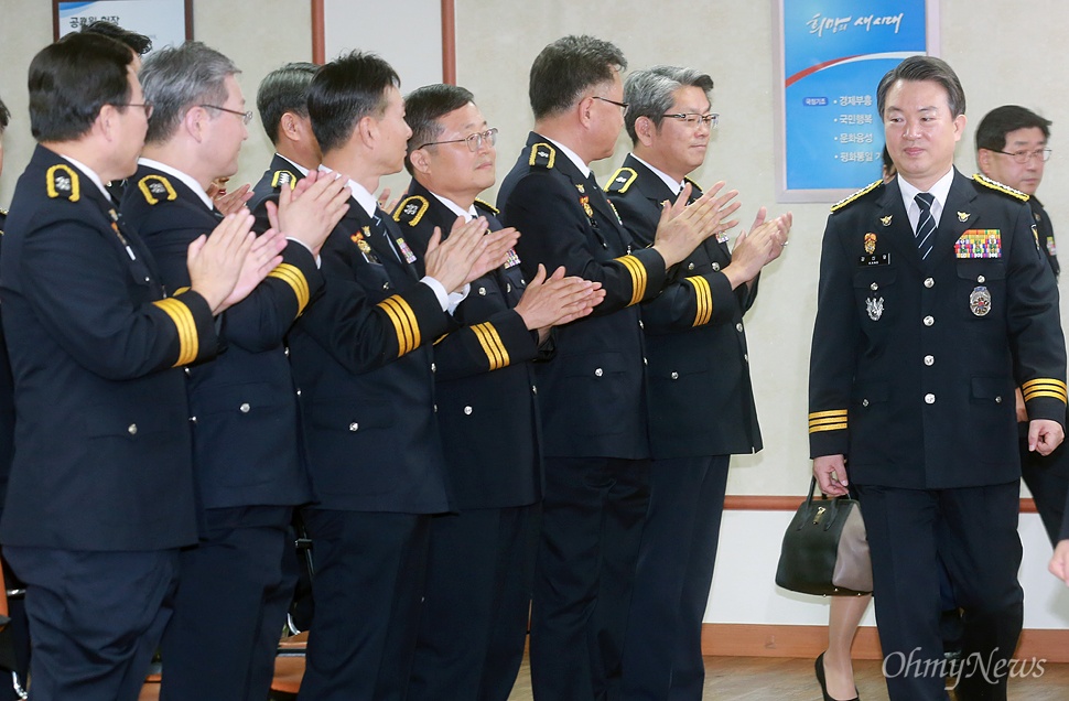 박수 받으며 이임식 참석한 강신명 강신명 경찰청장이 23일 오전 서울 서대문구 경찰청에서 열린 자신의 이임식에서 동료 경찰간부의 박수를 받으며 식장으로 들어서고 있다.