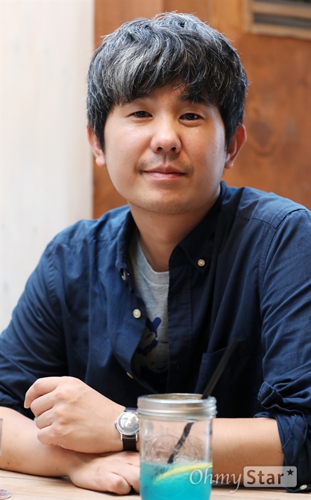  영화 <최악의 하루>의 김종관 감독이 24일 오후 서울 통의동의 한 카페에서 인터뷰에 앞서 포즈를 취하고 있다.