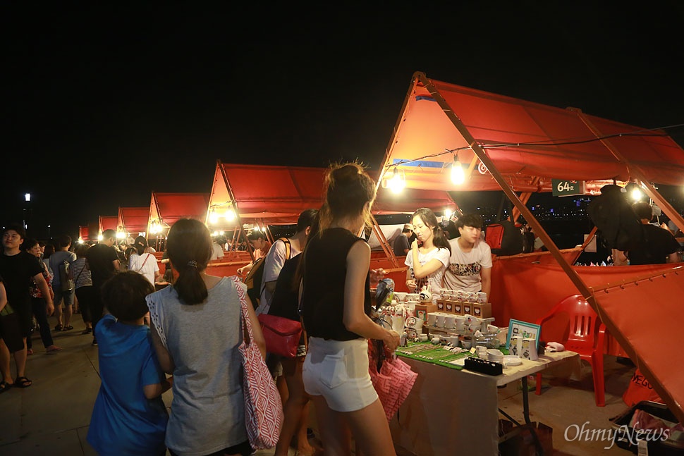   12일 오후 서울 여의도 한강공원에서 열린 '서울밤도깨비야시장'에서 판매자들이 손수 만든 수공예품 등을 판매하고 있다.