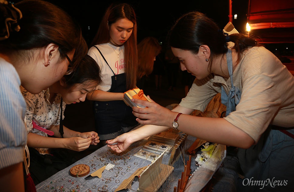  12일 오후 서울 여의도 한강공원에서 열린 '서울밤도깨비야시장'에서 판매자들이 손수 만든 수공예품 등을 판매하고 있다.