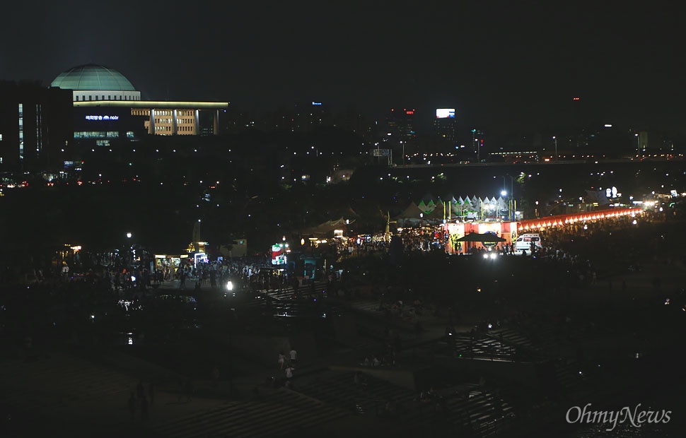  '서울밤도깨비야시장'은 서울의 야경을 즐기면서 연인들이 데이트하기에 좋은 장소로 떠오르고 있다.